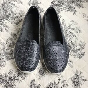 Never worn, Skechers H2 Go Waterproof slip on shoes - 8 - Black/grey/white!